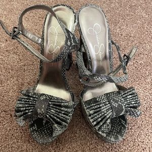 Silver & Grey Metallic Jessica Simpson Bow Heels. LIKE NEW!